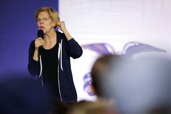 Demokratická senátorka Elizabeth Warrenová na pedvolebním setkání v Iow (25....