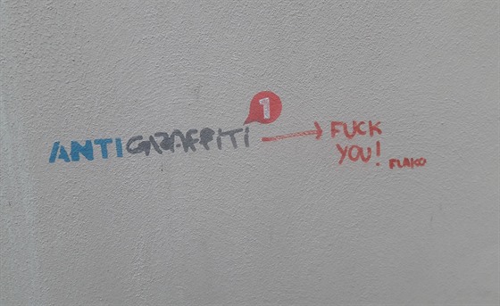 Podpis Antigraffiti týmu vylepený fixem.