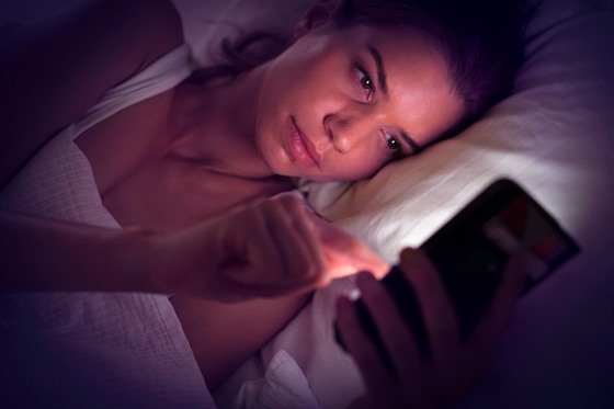 Usínáte s mobilem v ruce? Riskujete spánkovou poruchu. Ilustraní snímek