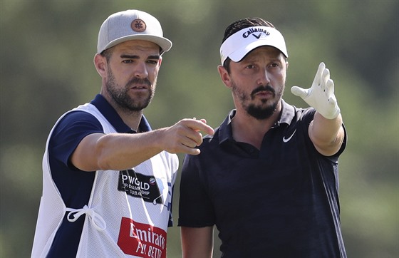 Mike Lorenzo-Vera (vpravo) a jeho caddie na turnaji v Dubaji