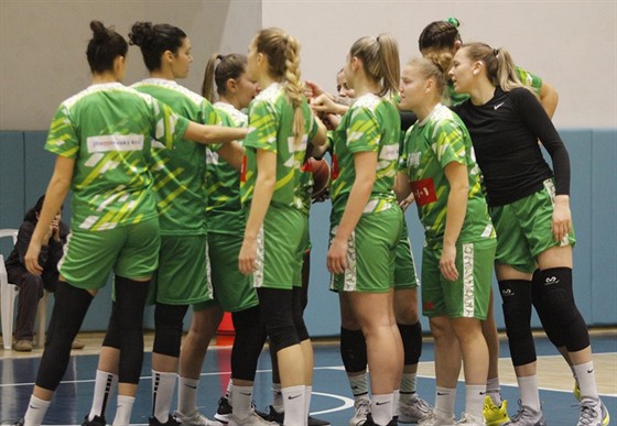 Basketbalistky KP Brno slaví výhru nad Botasem.