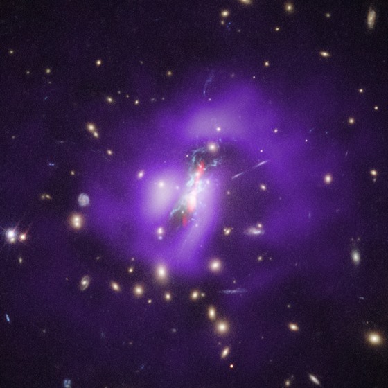 Kupa galaxií v souhvzdí Fénixe, kde astronomové poprvé pozorovali nov zrozené...
