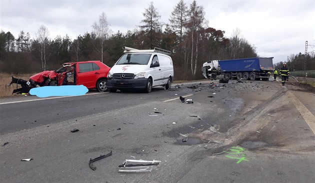 Tragická nehoda zablokovala silnici mezi Planou nad Lunicí a Sobslaví.