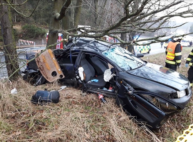 U Opatovce na Svitavsku vylétlo auto ze silnice a narazilo do stromu. Jednoho...