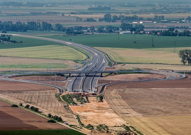 Dálnice D11 od léta 2017 koní u hradecké tvrti Kukleny.