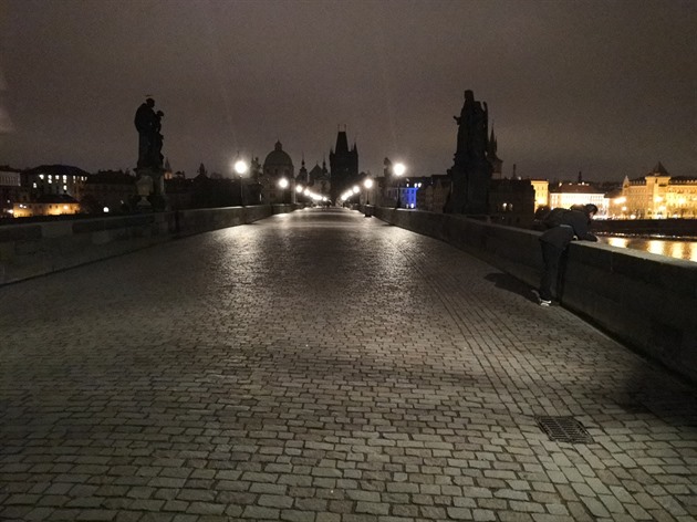Karlův most jednu hodinu po půlnoci.