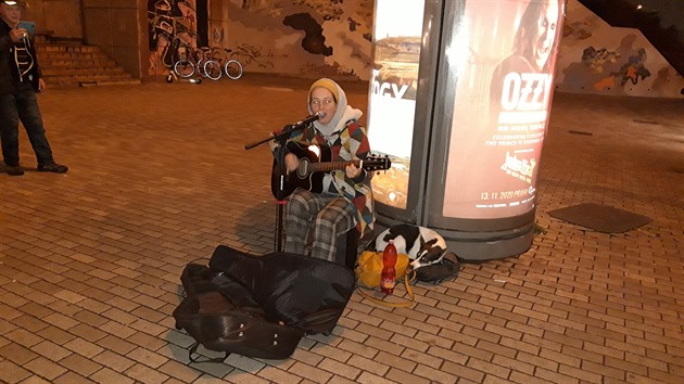 Večerní busking u stanice metra Vltavská.