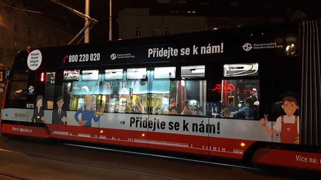 Speciálně vyzdobená tramvaj láká kandidáty do řad Dopravního podniku hl. m. Prahy. Stanice Letenské náměstí.