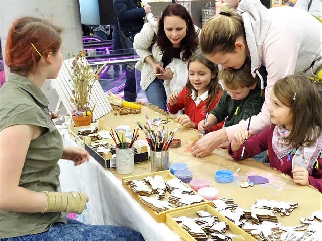 Dobré odpoledne,Centrum Stromovka v Holešovicích dnes v 11 hod. slavnostně otevřelo přes 60 obchodů a restaurací perfektně připravených čelit náporu nakupujících, které přilákaly avizované slevy. Bonusem byl velkoryse připravený doprovodný program - malov