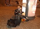 Večerní busking u stanice metra Vltavská. Večerní busking u stanice metra Vltavská.