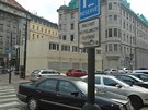Dobrý den,
posílám své dvě fotky zaparkovaného luxusního mercedesu s diplomatickou značkou na Senovážném náměstí v centru Prahy. Patří velvyslanectví Filipín. Parkuje sice na vyhrazeném stání pro filipínské velvyslanectví, ale autem zasahuje do přechodu Dobrý den,
posílám své dvě fotky zaparkovaného luxusního mercedesu s diplomatickou značkou na Senovážném náměstí v centru Prahy. Patří velvyslanectví Filipín. Parkuje sice na vyhrazeném stání pro filipínské velvyslanectví, ale autem zasahuje do přechodu