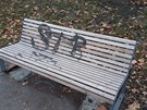 V Jiráskově Aleji v Praze 10-Strašnicích na Sídlišti Solidarita poškozují vandalové nedávno nainstalované lavičky a koše. Poblíž jedné lavičky ležela vypitá lahev rumu a naznačuje to, že se před svými činy asi vydatně posilují. V Jiráskově Aleji v Praze 10-Strašnicích na Sídlišti Solidarita poškozují vandalové nedávno nainstalované lavičky a koše. Poblíž jedné lavičky ležela vypitá lahev rumu a naznačuje to, že se před svými činy asi vydatně posilují.