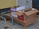 Známá nerudovská otázka. Někteří ale na ní mají svéráznou odpověď: Odhodit slamník či pohovku co nejblíže, tedy šup s ním za roh baráku. Marná, přemarná je snaha letňanské radnice, která vyvěšuje seznamy míst, na která jsou pravidelně přistavovány kontejn Známá nerudovská otázka. Někteří ale na ní mají svéráznou odpověď: Odhodit slamník či pohovku co nejblíže, tedy šup s ním za roh baráku. Marná, přemarná je snaha letňanské radnice, která vyvěšuje seznamy míst, na která jsou pravidelně přistavovány kontejn