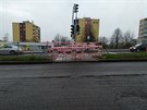 Zrušení funkčního přechodu pro chodce a všichni, kdo tady potřebují vystoupit z autobusu chodí přes stavbu v místech, kde jsou stavební stroje a probíhá práce. Zrušení funkčního přechodu pro chodce a všichni, kdo tady potřebují vystoupit z autobusu chodí přes stavbu v místech, kde jsou stavební stroje a probíhá práce.
