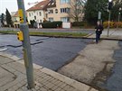 Zrušení funkčního přechodu pro chodce a všichni, kdo tady potřebují vystoupit z autobusu chodí přes stavbu v místech, kde jsou stavební stroje a probíhá práce. Zrušení funkčního přechodu pro chodce a všichni, kdo tady potřebují vystoupit z autobusu chodí přes stavbu v místech, kde jsou stavební stroje a probíhá práce.