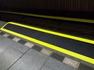 Dobrý den, posílám foto co jsem objevil v pražském metru za novinku pro vozíčkáře. Vyvýšený prach pro lepší vjezd do soupravy. Dobrý den, posílám foto co jsem objevil v pražském metru za novinku pro vozíčkáře. Vyvýšený prach pro lepší vjezd do soupravy.