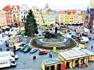 Vánoční strom na Staroměstském náměstí je již na svém místě, na okolních stromech jsou světelné řetězy, na nedalekém Ovocném trhu je stavěno kluziště. Vánoční strom na Staroměstském náměstí je již na svém místě, na okolních stromech jsou světelné řetězy, na nedalekém Ovocném trhu je stavěno kluziště.