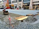 Vánoční strom na Staroměstském náměstí je již na svém místě, na okolních stromech jsou světelné řetězy, na nedalekém Ovocném trhu je stavěno kluziště. Vánoční strom na Staroměstském náměstí je již na svém místě, na okolních stromech jsou světelné řetězy, na nedalekém Ovocném trhu je stavěno kluziště.