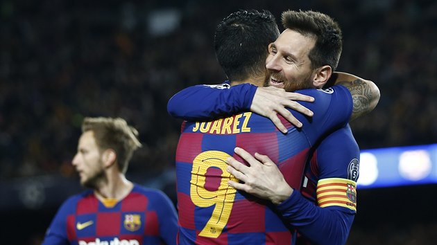Luis Suárez a Lionel Messi oslavují gól Barcelony proti Dortmundu. Luis Suárez a Lionel Messi oslavují gól Barcelony proti Dortmundu.