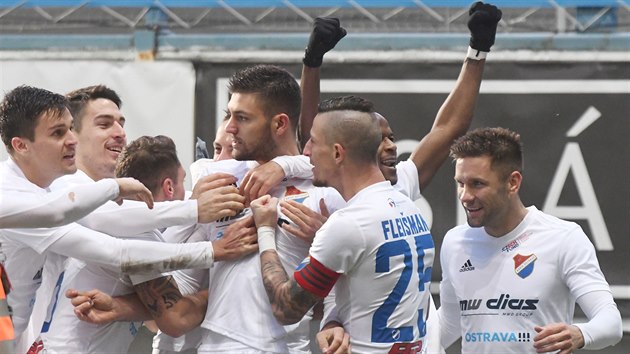 Ostravští fotbalisté se radují z branky do sítě Teplic. Ostravští fotbalisté se radují z branky do sítě Teplic.