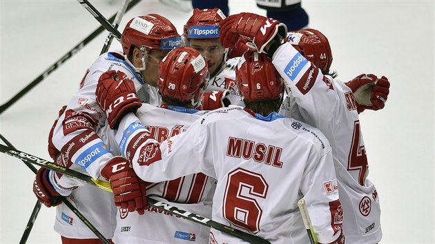 Hokejisté extraligového Třince se radují z gólu. Hokejisté extraligového Třince se radují z gólu.