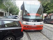 Přesahuje-li auto do kolejiště, řidič volá strážníky.