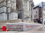 Neobvyklý památník je zasazen přímo mezi schody historické radnice. Neobvyklý památník je zasazen přímo mezi schody historické radnice.