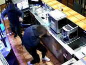 Zhruba třicetiletý muž s kapucí, kuklou a nožem (vlevo) napadl v září v... Zhruba třicetiletý muž s kapucí, kuklou a nožem (vlevo) napadl v září v...