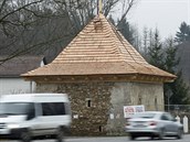 Špýchar stojící hned vedle hlavního silničního tahu vypadá jako malá tvrz, ale... Špýchar stojící hned vedle hlavního silničního tahu vypadá jako malá tvrz, ale...