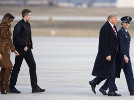Prezident Donald Trump, Melania Trumpová a jejich syn Barron Trump ped odletem...
