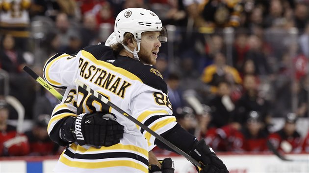 David Pastrk z Bostonu a jeho spoluhr Brad Marchand oslavuj gl proti New Jersey.