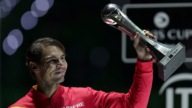 Rafael Nadal pyn ukazuje trofej pro nejlepho hre daviscupovho turnaje.