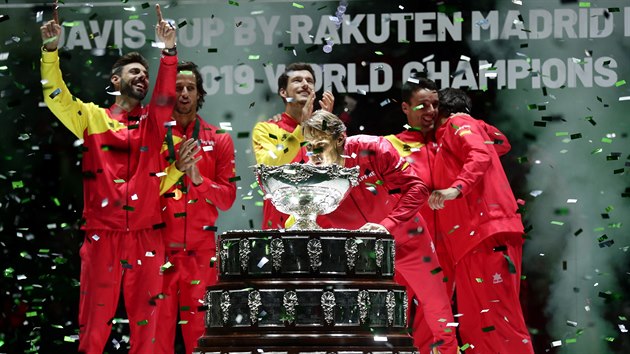 Rafael Nadal sfoukv konfety z trofeje pro ampiony Davis Cupu.
