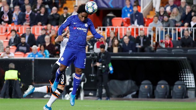 Willian z Chelsea hlavikuje v utkn na hiti Valencie.