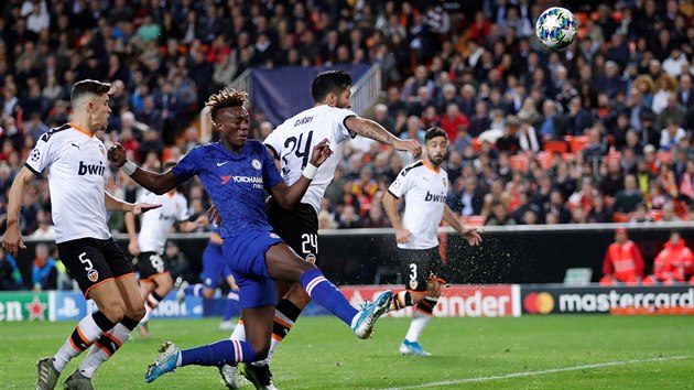 Tammy Abraham z Chelsea zakonuje mezi hri Valencie.