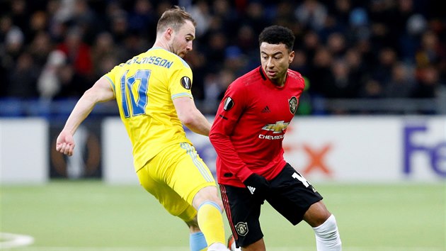 Jesse Lingard z Manchesteru United (vpravo) sleduje Rnara Mra Sigurjnssona z Astany.