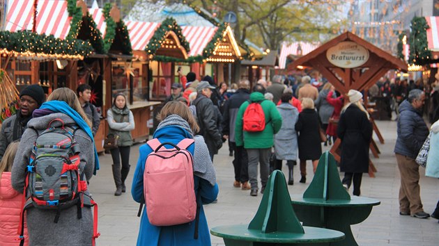 Na nmst Breitscheidplatz v Berln oteveli vnon trhy. U zhruba 200 vyzdobench stnk si nvtvnci vychutnvali pedvnon atmosfru i tradin pochutiny jako klobsy, preclky, palainky nebo svaen vno. (25. listopadu 2019)
