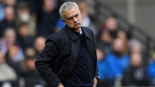 TAKE J TE TRNUJU TOTTENHAM? Jos Mourinho a jeho grimasy pi premie na lavice Spurs.