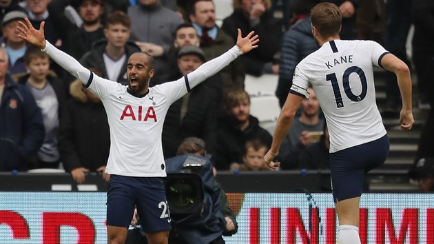 Lucas Moura z Tottenhamu (vlevo) slav gl v utkn s West Hamem.