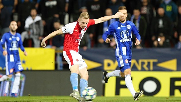 Petr evk ze Slavie (vlevo) stl na branku Olomouce.