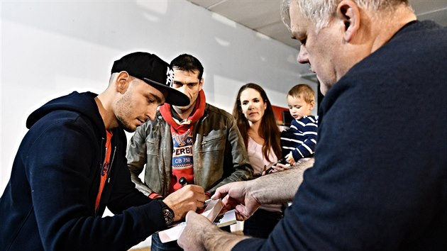 Karel Abraham se podepisuje fanoukm na setkn v Brn, kde tak oznmil, e po vpovdi od tmu kon v MotoGP.