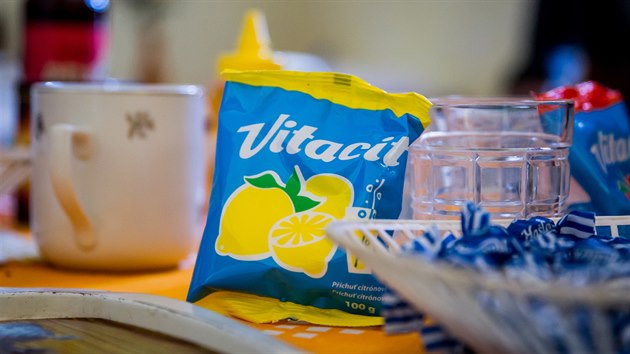Byt je pln tehdejch produkt, na snmku je umiv npoj Vitacit.