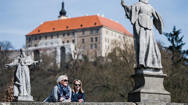 Cel rekonstrukce mostu by zabrala dva roky. Rozloena m bt do dvou etap. Tvoila by ji nejenom oprava samotnho mostu, zdek a podstavc, ale skldala by se i z restaurovn betonovch kopi soch svtc, kter jsou umstny na most.