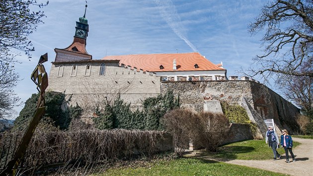 Obnova fasd zmku, kter t i obnovu okennch vpln, dve a renovaci kamennch prvk, m bt rozdlena do nkolika etap. Stt bude podle velmi pedbnch odhad kolem 15 milion korun.