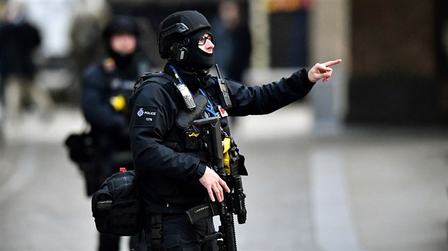 Policie zasahovala na London Bridge kvli toku noem. Pozdji uvedla, e lo o teroristick in. Pi zsahu tonka postelila, na mst zemel. (29. listopadu 2019