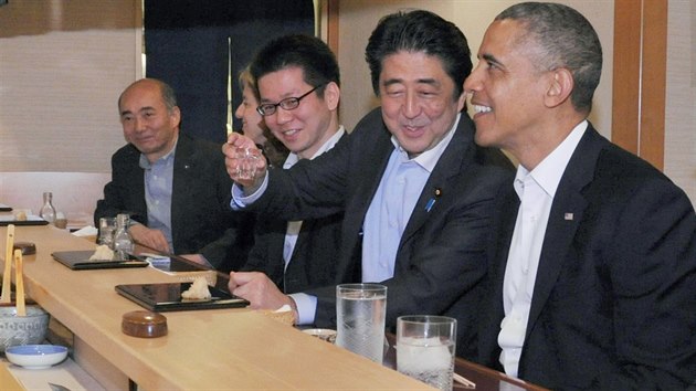 Japonsk premir inzo Ab sem pozval na sushi americkho prezidenta Baracka Obamu. (23. dubna  2014) 