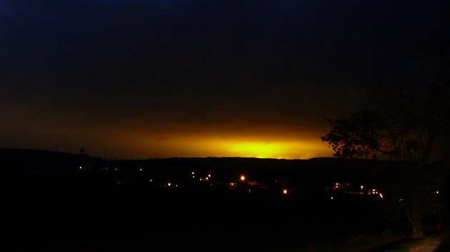 Svtlo ze sklenk vypad, jako kdyby v noci vychzelo slunce. Takto scenrie vypad z Albrechtickho kopce.