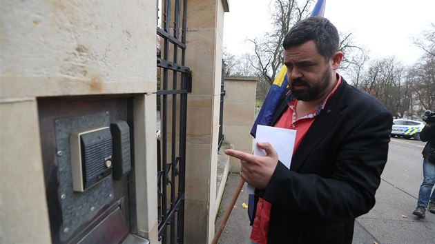 Starosta praskch eporyj Pavel Novotn pinesl na ambasdu Ruska dopis, v nm vzkazuje, e s nimi o svm zmru vybudovat pomnk vlasovcm nebude diskutovat. (27. listopadu 2019)