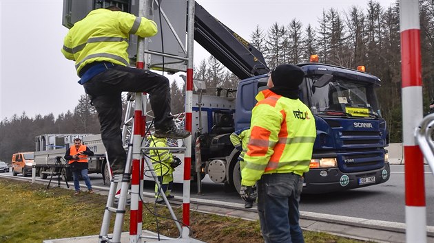 editelstv silnic a dlnic zaalo u Velkho Beranova na Jihlavsku instalovat na dlnici D1 dlkov zen znaky zakazujc nkladnm automobilm v zim za patnch podmnek pedjdt ostatn vozidla. (26. listopadu 2019)