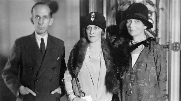 Lady Nancy Astorov (uprosted), kanadsk ministr Vincent Massey a jeho ena ve Washingtonu, D.C. v roce 1928.